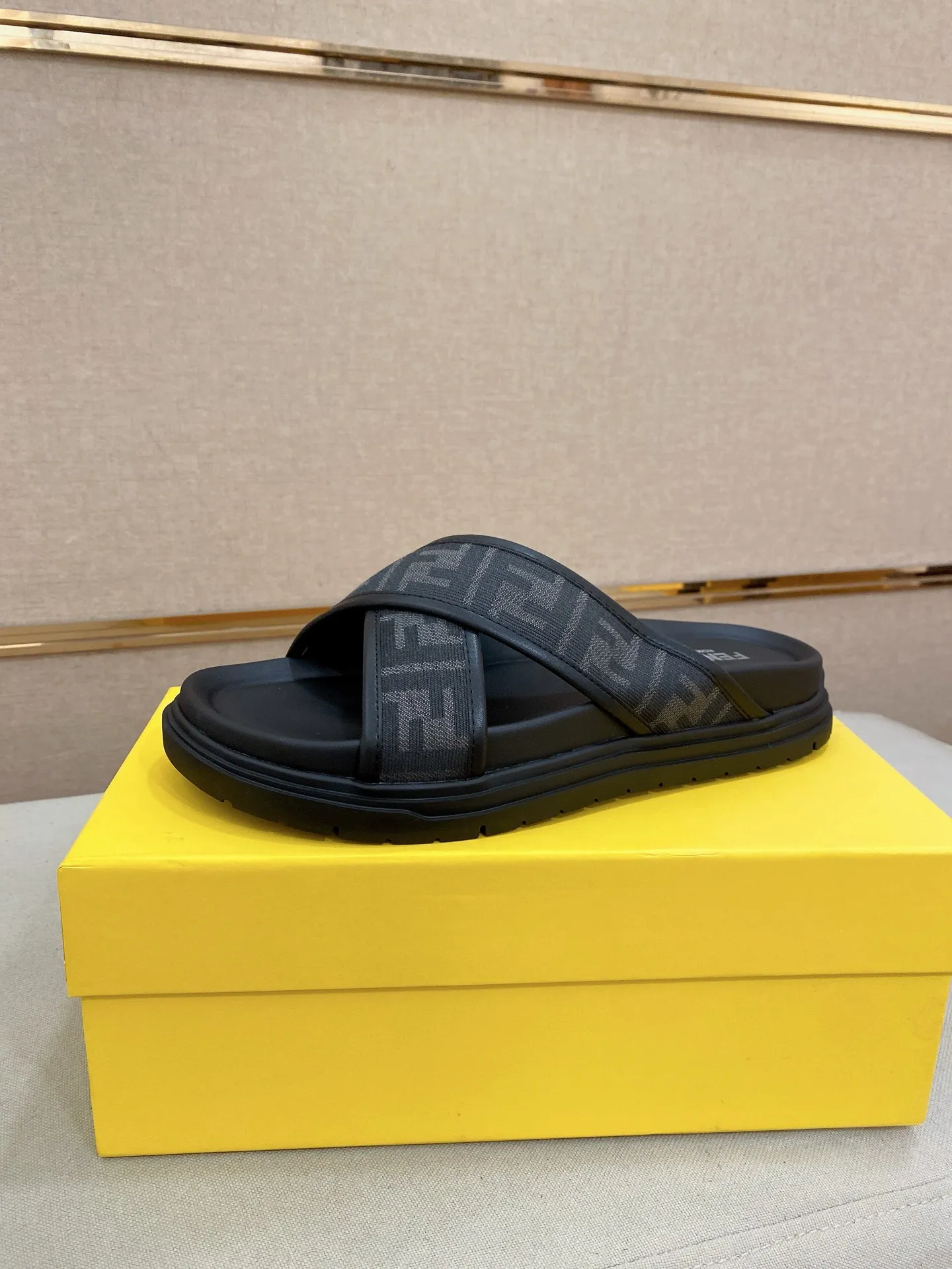 Factory price: 320💰 [Fendi Slippers] High-end brand of men's shoes, official website 1:1 latest masterpiece: original mold customization, the fabric is made of imported original materials, upgraded outsole, lighter and non-slip. The market's top quality, simple yet tasteful, a must-have for fashionistas, fashionable at your feet, full of confidence, the same style at the counter 👍The season of summer slippers is here. Code: 38-44 (45 is custom-made and cannot be returned or exchanged)